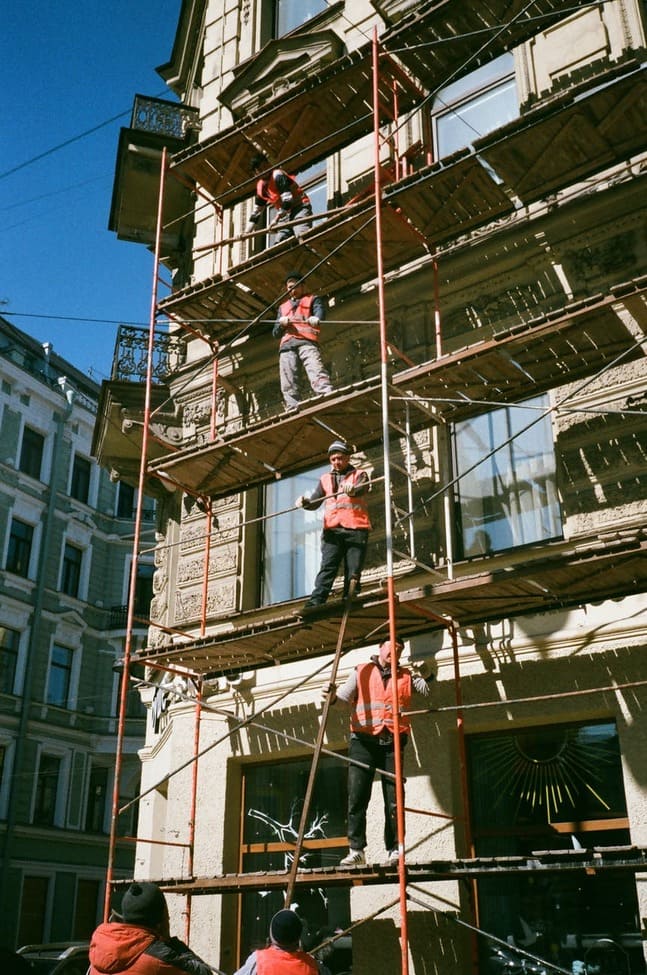Особенности использования вышки-туры на неровных поверхностях